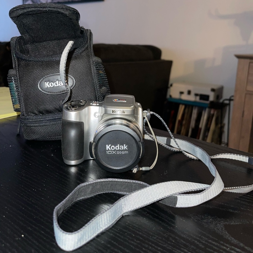 Kodak Silver Digital Camera with Case & extra batteries
Z710